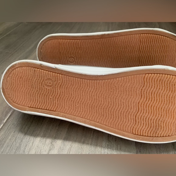 Brand new Tommy Bahama Slip on Sneakers. - Picture 6 of 9